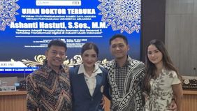 Penyanyi dan publik figur Ashanti resmi meraih gelar doktor di Universitas Airlangga setelah berhasil mempertahankan disertasinya mengenai adaptasi penyanyi generasi baby boomers dan Generasi X dalam menghadapi transformasi digital di industri musik 