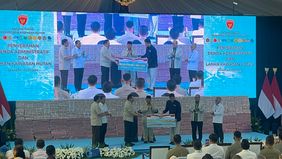 Presiden Republik Indonesia Prabowk Subianto menghadiri agenda Penyerahan Denda Administratif dan Penyelamatan Keuangan Negara serta Penguasaan Kembali Kawasan Hutan Tahap VII oleh Satgas PKH yang digelar di Kompleks Kejaksaan Agung RI, Jakarta, Rabu