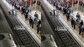 Beruntung, petugas keamanan disebut bergerak cepat dengan langsung mengarahkan keduanya ke sisi dekat KRL untuk menghindari bahaya, lantaran saat itu terdapat kereta antarkota yang hendak melintas.