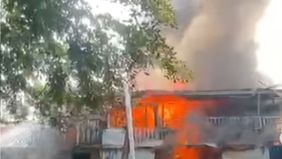 Komandan Kompi A Rusmanto menuturkan, pihaknya menerima laporan sekitar jam 09.00. Api melahap kios berikut rumah.