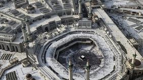 Kementerian Dalam Negeri Arab Saudi pada Minggu, 17 Mei 2026, menegaskan bahwa siapa pun yang terbukti menjalankan atau mencoba melaksanakan ibadah haji tanpa izin resmi akan dikenai denda hingga SAR20.000 atau sekitar Rp93 juta.