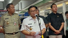 Gubernur DKI Jakarta, Pramono Anung meresmikan arena ring tinju di kawasan kolong Flyover Pasar Rebo, Ciracas, Jakarta Timur, Senin, 18 Mei 2026.