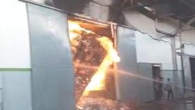 Suku Dinas Penanggulangan Kebakaran dan Penyelamatan (Sudin Gulkarmat) Jakarta Barat berencana menurunkan alat berat ekskavator untuk memaksimalkan proses pendinginan kebakaran gudang plastik di Jalan Peternakan Raya, Gang Semut, Kapuk, Cengkareng.