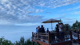 Toraja Utara memiliki objek wisata dengan menyuguhkan pemandangan di atas awan yang bernama To'Tombi.