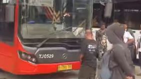 Insiden kecelakaan melibatkan dua armada bus Transjakarta terjadi di area Depo Kampung Rambutan, Jakarta Timur. Peristiwa tersebut menjadi sorotan publik setelah video rekamannya beredar di media sosial pada Kamis, 21 Mei 2026.