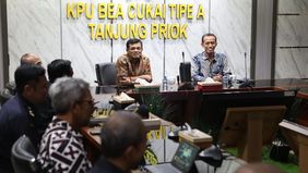 Direktur Jenderal Bea dan Cukai, Djaka Budi Utama, diduga menerima uang suap sebesar SG$213.600 Singapura atau sekitar Rp2,9 miliar dalam perkara korupsi impor barang yang menyeret petinggi Blueray Cargo.