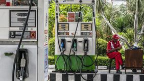 Kementerian Energi dan Sumber Daya Mineral (ESDM) mengumumkan rencana penerapan mandatori bahan bakar minyak (BBM) dengan campuran etanol sebesar lima persen atau E5 yang akan mulai diberlakukan pada Juli 2026 di sejumlah wilayah.