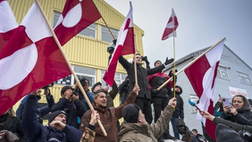 Ratusan warga menggelar aksi unjuk rasa di ibu kota Greenland, Nuuk, pada Kamis, 21 Mei 2026, untuk memprotes pembukaan konsulat Amerika Serikat di wilayah tersebut.