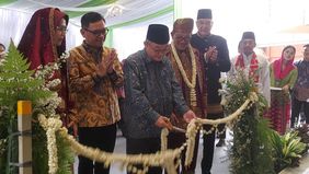 Mereka datang menghadiri seremoni, sekaligus menyaksikan sebuah gagasan pendidikan yang sedang dibangun dengan kesungguhan.
