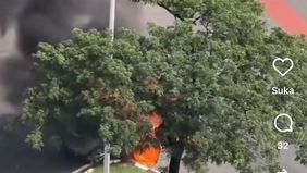 Mobil terbakar hebat dan sempat terdengar suara ledakan