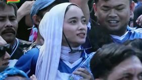 Suasana Kota Bandung berubah menjadi lautan biru saat ribuan bobotoh memadati Jalan Asia Afrika untuk menyambut konvoi kemenangan Persib Bandung sebagai juara Super League 2025/2026, Minggu, 24 Mei 2026.