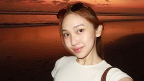 Warganet mendadak heboh usai melihat bentuk perut Jule yang dianggap berbeda, dan dianggap tengah hamil anak keempat.