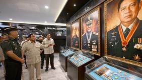 Antusiasme warga dan para siswa terlihat begitu tinggi dalam menyambut kedatangan Presiden Republik Indonesia, Prabowo Subianto, di Bandung, Jawa Barat, Senin, 25 Mei 2026.