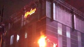 Seorang pekerja mengalami luka bakar dalam insiden kebakaran yang terjadi di kedai kopi Afterhour di Poins Square, Lebak Bulus, Senin malam, 25 Mei 2026.