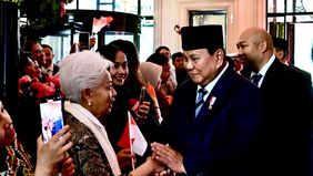 Ratusan warga negara Indonesia (WNI) sambut kedatangan Presiden Prabowo Subianto di Paris dengan penuh antusias