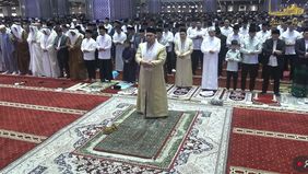 Wakil Presiden RI Gibran Rakabuming Raka melaksanakan salat Idul Adha 1447 Hijriah di Masjid Istiqlal, Jakarta, pada Rabu (27/5/2026). Kehadiran Gibran menjadi sorotan lantaran ia datang bersama putra sulungnya, Jan Ethes Srinarendra.