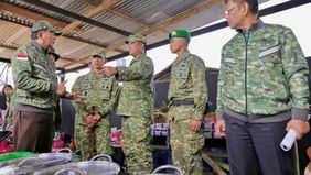Wakil Panglima TNI Jenderal TNI Tandyo Budi R mendampingi Menteri Pertahanan RI Sjafrie Sjamsoeddin melaksanakan kunjungan kerja ke Yonif Teritorial Pembangunan (Yon TP) 808/Mbaham Matta di Fakfak, Papua Barat, Rabu, 27 Mei 2027