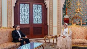 Presiden Amerika Serikat Donald Trump melontarkan peringatan keras kepada Oman terkait potensi penguasaan Selat Hormuz, jalur pelayaran strategis yang menjadi salah satu urat nadi perdagangan energi dunia. Trump menegaskan Washington tidak akan tingg