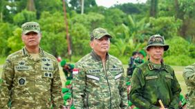 Wakil Panglima TNI Jenderal TNI Tandyo Budi R mendampingi Menteri Pertahanan RI Sjafrie Sjamsoeddin melaksanakan kunjungan kerja ke Yonif Teritorial Pembangunan (Yon TP) 805/KSW di Kabupaten Manokwari Selatan, Papua Barat, Selasa, 26 Mei 2026