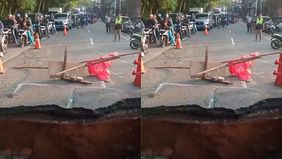 Kemacetan parah terjadi di Jalan Raya Lenteng Agung, Jakarta Selatan, pada Jumat (29/5/2026) pagi akibat jalan amblas di kawasan tersebut. Kondisi ini membuat arus kendaraan tersendat, terutama dari arah Pasar Minggu menuju Depok.