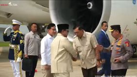 Prabowo turun dari pesawat sekitar pukul 10.17 WIB. Setibanya di landasan, Presiden dan Gibran saling memberikan hormat sebelum berjabat tangan. Prabowo juga menyapa serta berjabat tangan dengan sejumlah pejabat yang hadir, di antaranya Menteri Perta