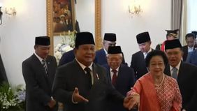 Momen menarik terjadi saat upacara peringatan Hari Lahir Pancasila di halaman Gedung Pancasila, Kementerian Luar Negeri (Kemenlu), Jakarta, Senin, 1 Juni 2026