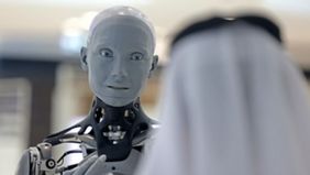 Sebuah robot humanoid di Uni Emirat Arab (UEA) menjadi perbincangan luas di media sosial setelah terlihat mengikuti salat Idul Adha berjamaah di sebuah masjid di Dubai pada Jumat, 27 Mei 2026