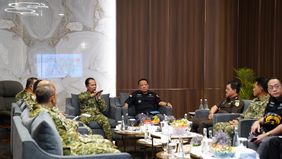 Pemeriksaan dilakukan setelah Satgas PKH menerima laporan dari penyidik TNI AL terkait penindakan kapal pengangkut mineral pada 17 Mei 2026. Dalam pemeriksaan tersebut, aparat membuka 15 dari total 25 kontainer guna mencocokkan isi muatan dengan doku