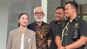 Sukhdev Singh suami Bunga Zainal jadi korban penipuan investasi batu bara dengan jaminan cek kosong, dan menelan kerugian hingga Rp2,6 miliar.