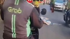 Korban terkapar di jalanan.