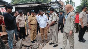 Wakil Gubernur DKI Jakarta, Rano Karno meninjau lokasi jalan ambles di Jalan Raya Lenteng Agung, Jakarta Selatan, yang kini telah kembali dibuka untuk lalu lintas setelah proses perbaikan intensif selama beberapa hari.