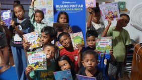 
Di tengah keterbatasan itu, semangat belajar anak-anak di Pulau Rinca justru tumbuh dengan cara yang sederhana. Mereka tetap datang ke sekolah, belajar bersama teman-teman, dan memanfaatkan ruang seadanya untuk membaca maupun bermain. Situasi inilah