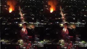 Pada pukul 01.50 WIB, operasi pemadaman masuk ke tahap pendinginan untuk mengurai material yang mudah terbakar agar tidak menyisakan api maupun asap.
