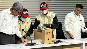 Komisi Pemberantasan Korupsi (KPK) mengungkapkan bahwa total nilai barang bukti yang berhasil disita dalam kasus dugaan pemerasan pengurusan izin tinggal warga negara asing (WNA) di lingkungan Direktorat Jenderal Imigrasi mencapai sekitar Rp17,5 M