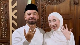 Influencer Hassan Alaydrus dan Audrey Jesslyn resmi melangsungkan akad nikah di KUA Tebet, dan hanya dihadiri oleh kerabat dekatnya.