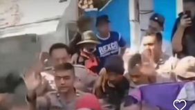Guru tersebut nyaris dihakimi massa.