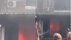 Sejumlah unit Pemadam Kebakaran telah berada di lokasi dan saat ini masih melakukan upaya pemadaman untuk mencegah api merembet ke bangunan di sekitarnya.