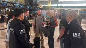 Ditjen Imigrasi menangkap seorang warga negara
asing (WNA) asal Amerika Serikat berinisial AW alias BW alias AYW alias JW di dalam bunker di kediamannya pada 23 April 2026 di Sawangan, Depok, Jawa Barat.