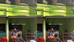Menurut informasi yang diterima, kebakaran diduga disebabkan oleh korsleting listrik yang terjadi di lantai 2 bangunan. Petugas pemadam kebakaran dari Pos Harapan Mulya langsung dikerahkan ke lokasi untuk melakukan penanganan dan proses pemadaman.