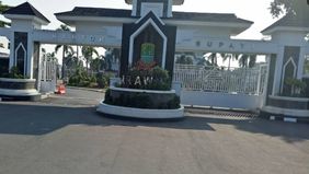 Ribuan warga yang tergabung dalam Aliansi Masyarakat Karawang (AMK) menggelar aksi unjuk rasa di depan Kantor Bupati Karawang, Jawa Barat, Rabu (10/6/2026). Aksi tersebut merupakan lanjutan dari gelombang protes yang muncul menyusul dugaan adanya pes