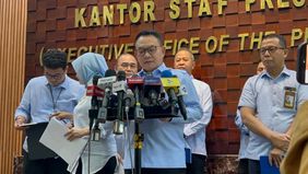 Kepala Staf Kepresidenan (KSP) Dudung Abdurachman membicarakan kelanjutan pengadaan puluhan ribu unit motor listrik milik Badan Gizi Nasional (BGN) bersama Kepala BGN yang baru, Nanik S. Deyang