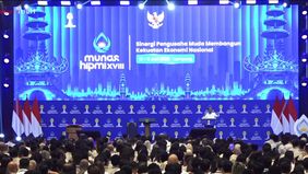 Menteri Energi dan Sumber Daya Mineral (ESDM) sekaligus Ketua Dewan Kehormatan Himpunan Pengusaha Muda Indonesia, Bahlil Lahadalia, melontarkan candaan yang mengundang tawa para peserta saat menghadiri pembukaan Musyawarah Nasional (Munas) ke-XVIII H