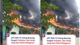 Dalam video yang diterima Lampung Geh, terlihat kobaran api melahap bangunan sekolah. Asap hitam pekat tampak membumbung tinggi ke udara dari lokasi kebakaran.