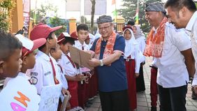 Suasana hangat dan penuh semangat mewarnai dialog Menteri Pendidikan Dasar dan Menengah (Mendikdasmen) Abdul Mu&rsquo;ti bersama sejumlah siswa seusai aktivitas Pagi Ceria di SDN Cimahpar 5, Kota Bogor, Provinsi Jawa Barat. 