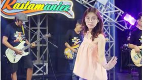 Leona membawakan lagu berjudul Bagaikan Langit dan Bumi.