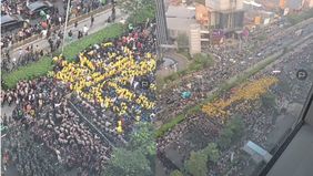Ribuan mahasiswa yang tergabung dalam Badan Eksekutif Mahasiswa Universitas Indonesia (BEM UI) bersama sejumlah organisasi kemahasiswaan memadati kawasan Bundaran Hotel Indonesia (HI), Jakarta Pusat, Jumat (12/6/2026).