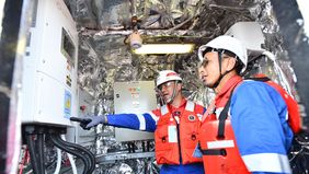 Komitmen Pertamina menekan emisi karbon kini menjangkau sektor maritim. Melalui pemasangan Pembangkit Listrik Tenaga Surya (PLTS) pada Kapal Oil Barge (OB) Patra 2303 milik PT Pertamina Trans Kontinental (PTK), perusahaan mampu mengurangi emisi hingg