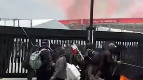 Pembukaan Piala Dunia 2026 di Meksiko diwarnai kericuhan setelah puluhan demonstran terlibat bentrok dengan aparat kepolisian di sekitar Stadion Azteca, Mexico