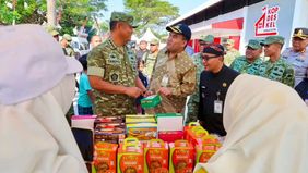 Wakil Panglima TNI Jenderal TNI Tandyo Budi R bersama Direktur Utama Agrinas Pangan Nusantara dan Forum Koordinasi Pimpinan Daerah (Forkopimda) setempat meninjau sejumlah Koperasi Desa/Kelurahan Merah Putih (KDKMP)