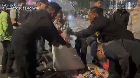 Momen kebersamaan dalam menjaga fasilitas publik terlihat usai unjuk rasa yang berlangsung di kawasan Jakarta Pusat pada Jumat, 12 Juni 2026